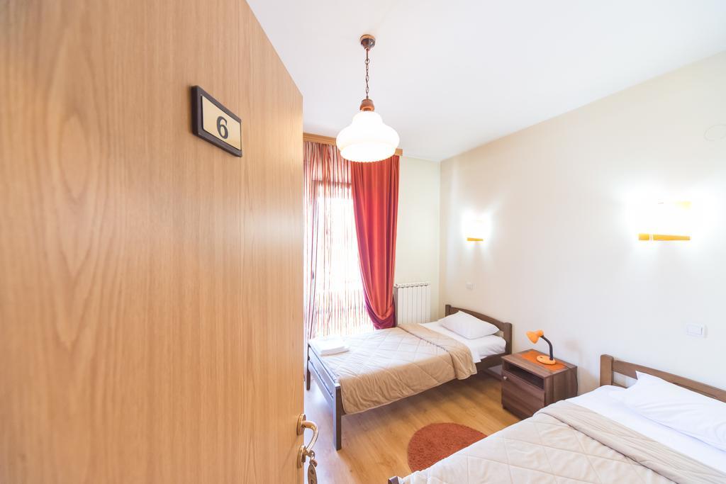 Hotel Piramida ポドゴリツァ エクステリア 写真